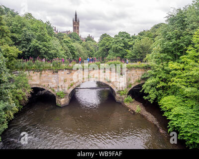 Die Türme der Universität von Glasgow in Glasgow Schottland entlang der Kelvin River. Stockfoto