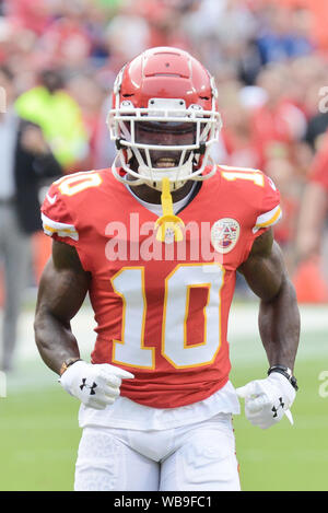 24.August 2019: Während der pregame Warm-ups wide receiver Tireek Hill (10) von den Kansas City Chiefs das Feld in der 3. Woche preseason Spiel, wo die San Francisco 49ers besuchten die Kansas City Chiefs in Arrowhead Stadium in Kansas City stattfindet, MO Richard Ulreich/CSM Stockfoto