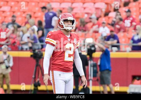 24.August 2019: Während der pregame Warm-ups Börsenspekulant Dustin Colquitt (2) von den Kansas City Chiefs durch Übungen in der Woche 3 preseason Spiel, wo die San Francisco 49ers besuchten die Kansas City Chiefs in Arrowhead Stadium in Kansas City statt läuft, MO Richard Ulreich/CSM Stockfoto