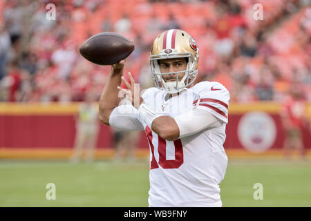 24.August 2019: Während der pregame Warm-ups quarterback Jimmy Garoppolo (10) der San Francisco 49ers einen Pass in der 3. Woche preseason Spiel, wo die San Francisco 49ers besuchten die Kansas City Chiefs in Arrowhead Stadium in Kansas City, MO statt wirft Richard Ulreich/CSM Stockfoto