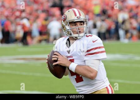 24.August 2019: Während der pregame Warm-ups quarterback Nick Mullens (4) der San Francisco 49ers läuft durch Übungen in der Woche 3 preseason Spiel, wo die San Francisco 49ers besuchten die Kansas City Chiefs in Arrowhead Stadium in Kansas City, MO Richard Ulreich/CSM Stockfoto