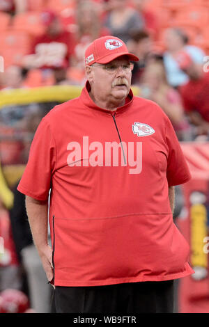 24.August 2019: Während der pregame Warm-ups Head Coach Andy Reed der Kansas City Chiefs sieht in der Woche 3 preseason Spiel, wo die San Francisco 49ers besuchten die Kansas City Chiefs in Arrowhead Stadium in Kansas City, MO Richard Ulreich/CSM Stockfoto