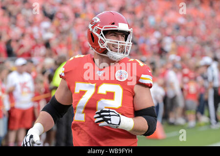 24.August 2019: Während der pregame Warm-ups beleidigender Gerät Eric Fisher (72) von den Kansas City Chiefs läuft durch Übungen in der Woche 3 preseason Spiel, wo die San Francisco 49ers besuchten die Kansas City Chiefs in Arrowhead Stadium in Kansas City, MO Richard Ulreich/CSM Stockfoto