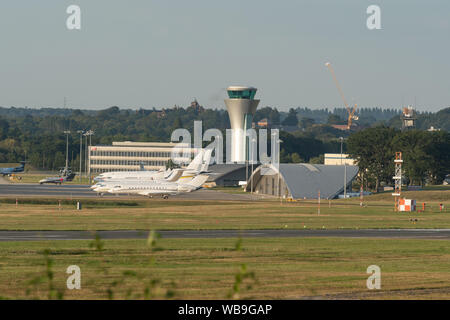 Anzeigen von Farnborough Airport bei Dämmerung, Hampshire, Großbritannien Stockfoto