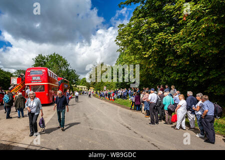 Rote Londoner Routemaster Doppeldeckerbusse, Imberbus Tag classic Bus Service zwischen Warminster und Imber Dorf Imber, Wiltshire, Großbritannien am 17. Stockfoto