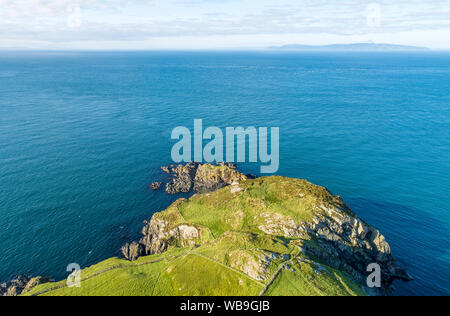 Torr Head Landspitze, felsigen Klippen und Halbinsel im County Antrim, Nordirland, in der Nähe von Ballycastle. Luftbild mit weitem Blick auf Schottland Stockfoto