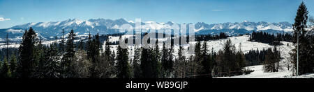 Breites Panorama der Tatra im Winter, von Bania Berg in Bialka Skigebiet mit Sessellift gesehen. Weit Blick auf Kasprowy Wierch Stockfoto