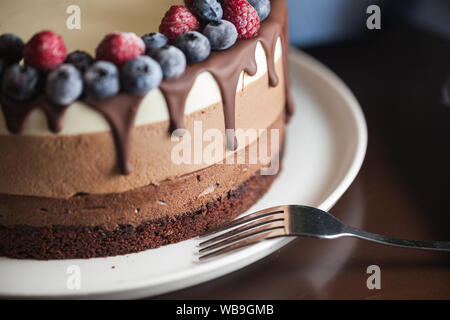 Frische schöne Schokolade Kuchen mit Früchten und Beeren Stockfoto