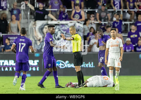 August 23, 2019, Orlando, Florida, USA: Orlando Stadt defensemen ROBIN JANSSON (6) Während der MLS-Spiel an exploria Stadion in Orlando, Florida, verletzt. (Bild: © Cory Knowlton/ZUMA Draht) Stockfoto