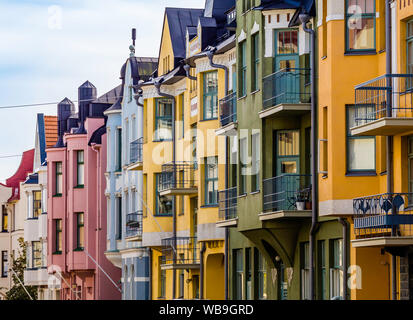Helsinki, Finnland, 10. August 2019: Bunte Häuser entlang der schönsten Straße Huvilakatu in Helsinki, Finnland Stockfoto
