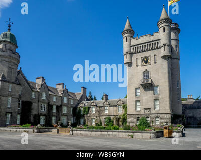 Balmoral Castle am 25. Juli 2017 in Aberdeenshire, Schottland. Balmoral Castle ist die Heimat der britischen königlichen Familie in Schottland. Stockfoto