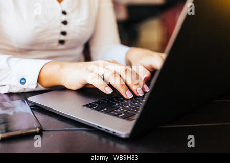 Nahaufnahme der Hände schreiben auf Laptop Stockfoto