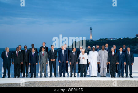 Biarritz, Frankreich. 25. August 2019. Die Staats- und Regierungschefs der G7, die Länder und die Köpfe der internationalen Organisationen stehen am gemeinsamen Familienfoto im Rahmen der G7-Gipfel. Die G7-Gipfel findet vom 24. bis 26. August in Biarritz. Foto: Michael Kappeler/dpa Quelle: dpa Picture alliance/Alamy leben Nachrichten Stockfoto