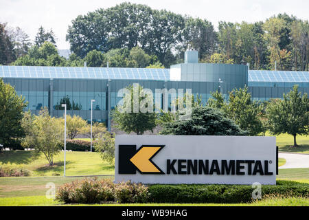 Ein logo Zeichen außerhalb des Hauptsitzes der Kennametal in Latrobe, Pennsylvania am 8. August 2019. Stockfoto