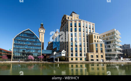 PANTIN, Frankreich - 18 April 2018: Pantin alten Mühlen ("Grands Moulins de Paris" im Französischen) auf Ourcq Canal widerspiegelt. Stockfoto