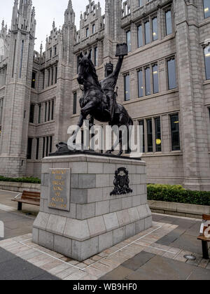 Statue von Robert the Bruce vor Marischal College am 25. Juli 2017 in Aberdeen, Schottland. Robert the Bruce ist der berühmtesten schottischen König. Stockfoto