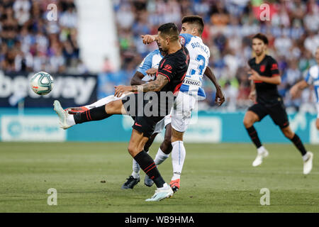 25. August 2019; Estadio Municipal de Butarque, Madrid, Spanien; La Liga, Club Deportivo Leganes gegen Atletico Madrid; Unai Bustinza (CD Leganes) Herausforderungen für die Kontrolle über den Ball mit Jose Maria Gimenez (Atletico de Madrid) - redaktionelle Verwendung. Stockfoto