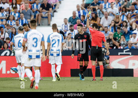 25. August 2019; Estadio Municipal de Butarque, Madrid, Spanien; La Liga, Club Deportivo Leganes gegen Atletico Madrid; Mario Hermoso (Atletico de Madrid) wird angezeigt, um eine gelbe Karte für die Herausforderung - redaktionelle Verwendung. Stockfoto