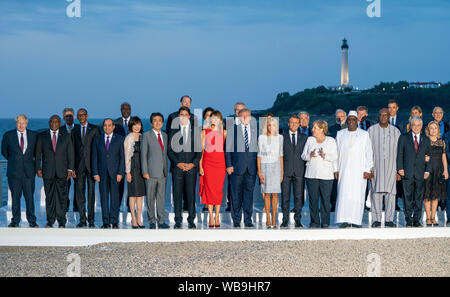 Biarritz, Frankreich. 25. Aug 2019. Die Staats- und Regierungschefs der G7, die Länder und die Köpfe der internationalen Organisationen sind teilweise stehen mit ihren Partnern an den gemeinsamen Familienfoto im Rahmen der G7-Gipfel. Die G7-Gipfel findet vom 24. bis 26. August in Biarritz. Quelle: dpa Picture alliance/Alamy leben Nachrichten Stockfoto