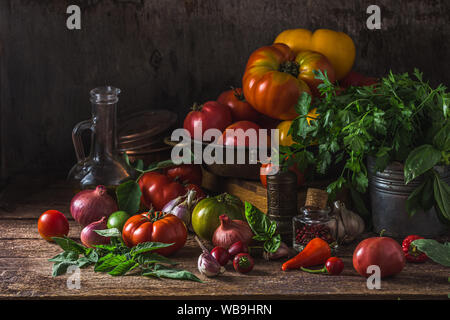 Sortierte Tomaten auf dunklen rustikalen Tabelle, kopieren. Stockfoto