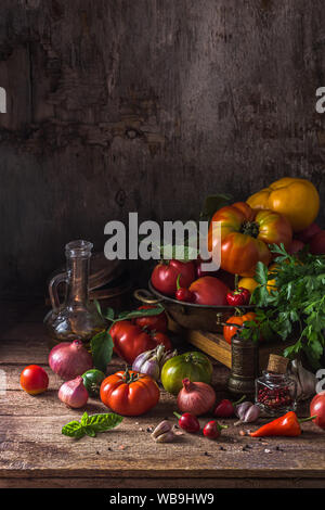 Heirloom Tomaten auf dunklen rustikalen Tabelle, kopieren. Stockfoto