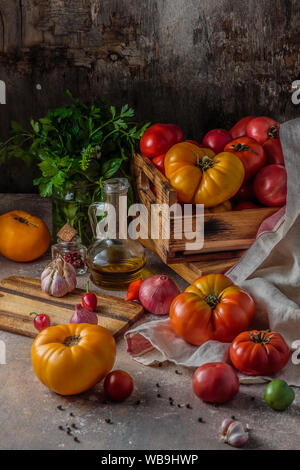 Heirloom Tomaten auf dunklen rustikalen Tabelle, kopieren. Stockfoto