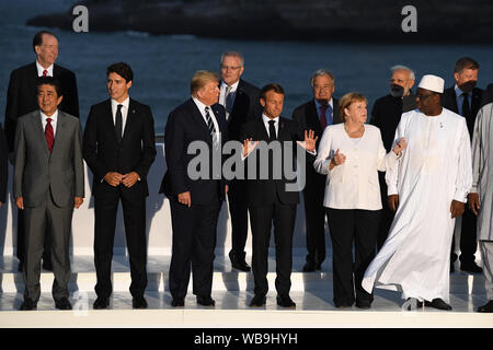 Der japanische Ministerpräsident Shinzo Abe, der kanadische Premierminister Justin Trudeau, Präsident Donald Trump, der französische Präsident Emmanuel Längestrich und die deutsche Bundeskanzlerin Angela Merkel melden Sie andere Führer der Welt für die Familie Foto auf dem G7-Gipfel in Biarritz, Frankreich. Stockfoto