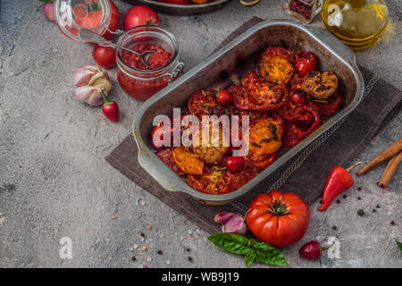 Gebackene Tomaten auf ein Backblech, Kopieren, grauer Hintergrund Stockfoto