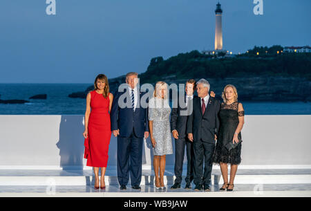 Biarritz, Frankreich. 25. Aug 2019. Donald Trump, Präsident der USA, mit Frau Melania (l), Emanuel Längestrich, Präsident von Frankreich, mit Frau Brigitte (3.l) und Sebastián Piñera, Präsident von Chile, mit Frau Cecilia Morel (r), nach der Familie Foto auf dem G7-Gipfel. Die G7-Gipfel findet vom 24. bis 26. August in Biarritz. Quelle: dpa Picture alliance/Alamy leben Nachrichten Stockfoto