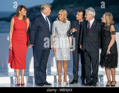 Biarritz, Frankreich. 25. Aug 2019. Donald Trump, Präsident der USA, mit Frau Melania (l), Emanuel Längestrich, Präsident von Frankreich, mit Frau Brigitte (3.l) und Sebastián Piñera, Präsident von Chile, mit Frau Cecilia Morel (r), nachdem die Familie Foto bei dem G7-Gipfel. Die G7-Gipfel findet vom 24. bis 26. August in Biarritz. Quelle: dpa Picture alliance/Alamy leben Nachrichten Stockfoto