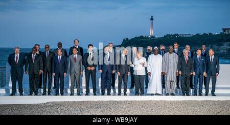 Biarritz, Frankreich. 25. Aug 2019. Die Staats- und Regierungschefs der G7, die Länder und die Köpfe der internationalen Organisationen sind teilweise stehen mit ihren Partnern an den gemeinsamen Familienfoto im Rahmen der G7-Gipfel. Die G7-Gipfel findet vom 24. bis 26. August in Biarritz. Quelle: dpa Picture alliance/Alamy leben Nachrichten Stockfoto