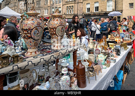 Kunden suchen einen Bric-a-Brac in den Grassmarket, Edinburgh, Schottland, Großbritannien. Stockfoto