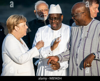 Biarritz, Frankreich. 25. Aug 2019. Bundeskanzlerin Angela Merkel (CDU) hat auf der gemeinsamen Familie Foto (L-R) mit Macky Sall, der Präsident von Senegal, und Roch Marc Christian Kabore, Präsident von Burkina Faso, während dahinter ist Narendra Modi (2. von links), Premierminister von Indien. Die G7-Gipfel findet vom 24. bis 26. August in Biarritz. Quelle: dpa Picture alliance/Alamy leben Nachrichten Stockfoto