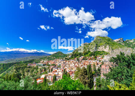 Taormina, Sizilien, Italien: Panoramablick von der Oberseite des Griechischen Theater, Giardini-Naxos mit dem Ätna und Taormina Stockfoto