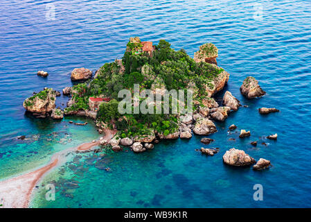 Taormina, Sizilien, Italien: Schöne Landschaft und Meer mit Strand und Insel Isola Bella bei Sonnenuntergang Stockfoto