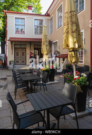 Tallinn, Estland -- 23. Juli 2019. Eine vertikale Weitwinkelaufnahme eines Restaurantbereichs im Freien in Tallinn, Estland. Im Hintergrund steigend. Stockfoto