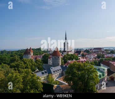 Ein Weitwinkel Foto mit Blick auf das Stadtzentrum von Tallinn, Estland an einem Sommertag. Stockfoto