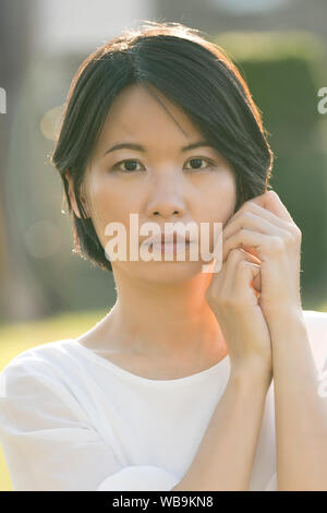 Portrait junge Frau im Freien zurück Licht Stockfoto