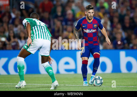 Barcelona, Katalonien, Spanien. 25 Aug, 2019. August 25, 2019 - Camp Nou, Barcelona, Spanien - La Liga Santander - FC Barcelona gegen Real Betis; Carles Perez des FC Barcelona steuert die Kugel. Quelle: Eric Alonso/ZUMA Draht/Alamy leben Nachrichten Stockfoto