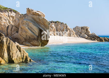 Exotische Platanitsi Strand in Sarti, Sithonia, Griechenland mit kristallklarem Wasser und spektakuläre Formen der Felsen Stockfoto