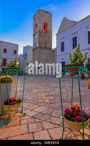 Polignano a Mare, Apulien, Italien: Morgen Blick auf die Piazza del Duomo Stockfoto
