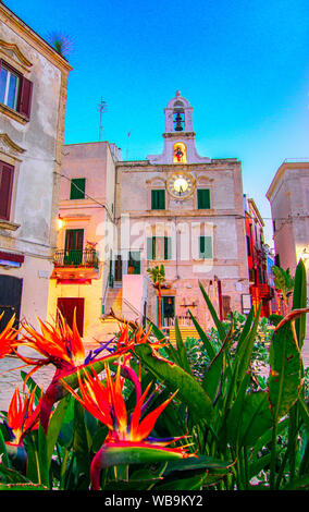 Polignano a Mare, Apulien, Italien: Morgen Blick auf die Piazza del Duomo Stockfoto