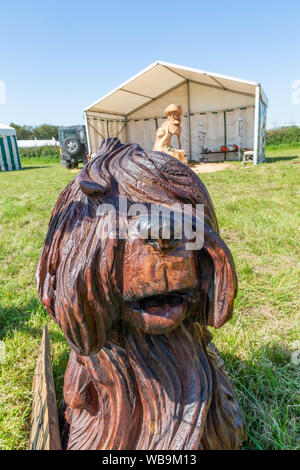 Knutsford, Cheshire, UK. 25. Aug 2019. Die 15 englischen Öffnen Kettensäge Wettbewerb im Cheshire County Showground, England - ein Schnitzen von einem behaarten Hund sitzt vor dem Festzelt von Ant Beetlestone Credit: John Hopkins/Alamy leben Nachrichten Stockfoto