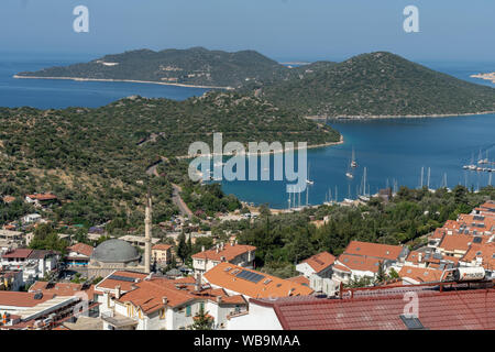 Boote aufgereiht im Meer in der Nähe der türkischen Küstenstadt Stockfoto