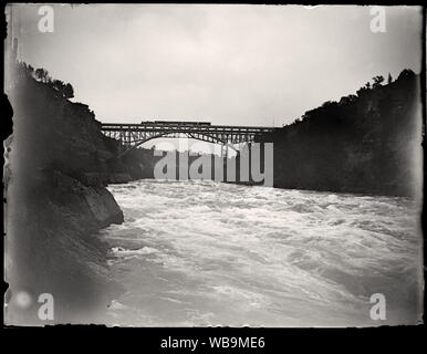 Historische Bild von Whirlpool Rapids Bridge auf dem Niagara River mit einem 4-Auto Dampfzug, circa 1900. Stockfoto