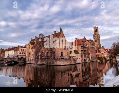 Typische schöne Aussicht von Kai Rosenkranz (Rozenhoedkaai) in Brügge mit Reflexionen im Wasser. Brügge, Belgien. Stockfoto