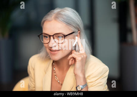 Lächelnd Senior Business Lady am Telefon zu sprechen Stockfoto