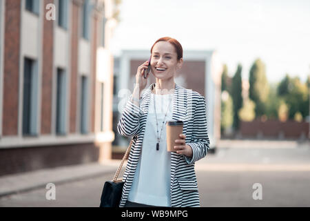 Lächelnd erfolgreiche junge business lady in trendigen Accessoires Stockfoto