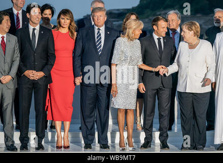 Biarritz, Frankreich. 25. Aug 2019. Die Staats- und Regierungschefs der G7, die Länder und die Köpfe der internationalen Organisationen stehen zusammen in der Gruppe Foto. (Vordere Reihe (L-R). Shinzo Abe, der Premierminister von Japan, Justin Trudeau, Premierminister von Kanada, Melania Trump und Donald Trump, Präsident der USA, Brigitte Längestrich und Emanuel Längestrich, Präsident von Frankreich, Bundeskanzlerin Angela Merkel (CDU). Die G7-Gipfel findet vom 24. bis 26. August in Biarritz. Quelle: dpa Picture alliance/Alamy leben Nachrichten Stockfoto