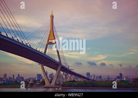 Bhumibol Brücke Blick bei Sonnenuntergang in Bangkok, Thailand Stockfoto